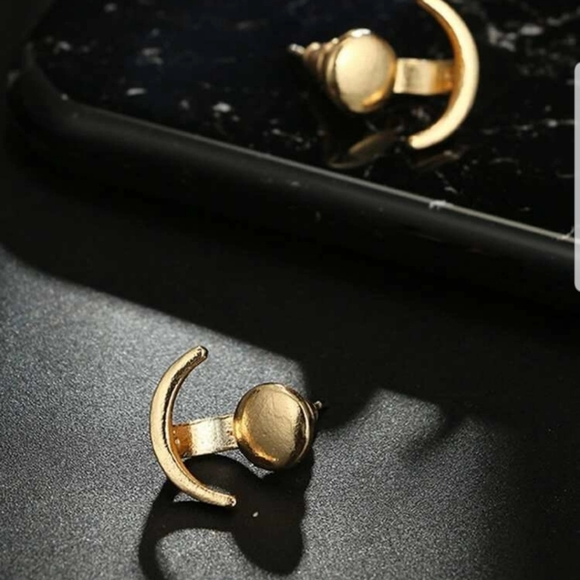 *Prescilla* Round Swing Stud Earring - Picture 5 of 5